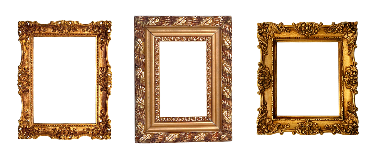 Opulent gouden spiegel in een hedendaags interieur. Opulent gouden spiegel in een hedendaags interieur.