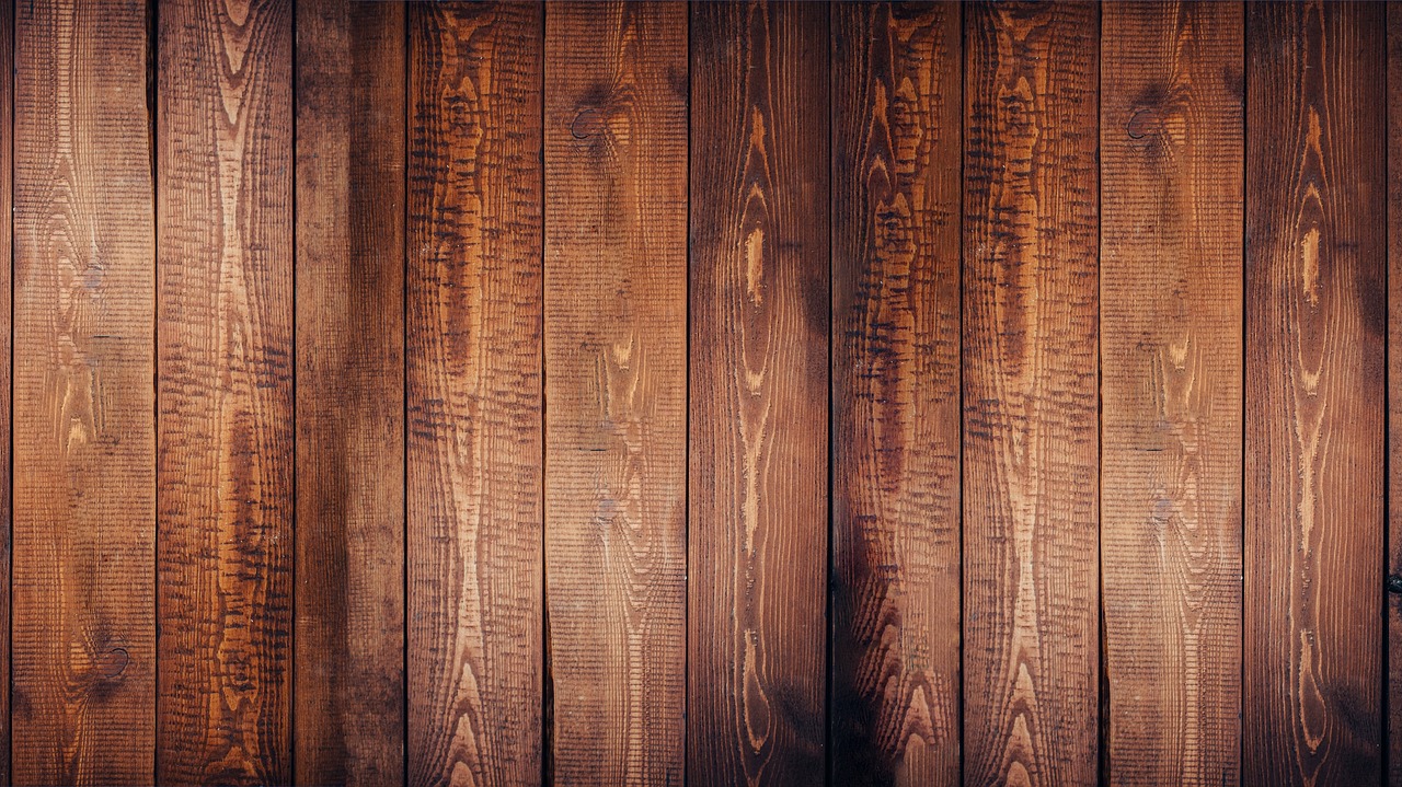 Houten wandpanelen in gezellige woonkamer.