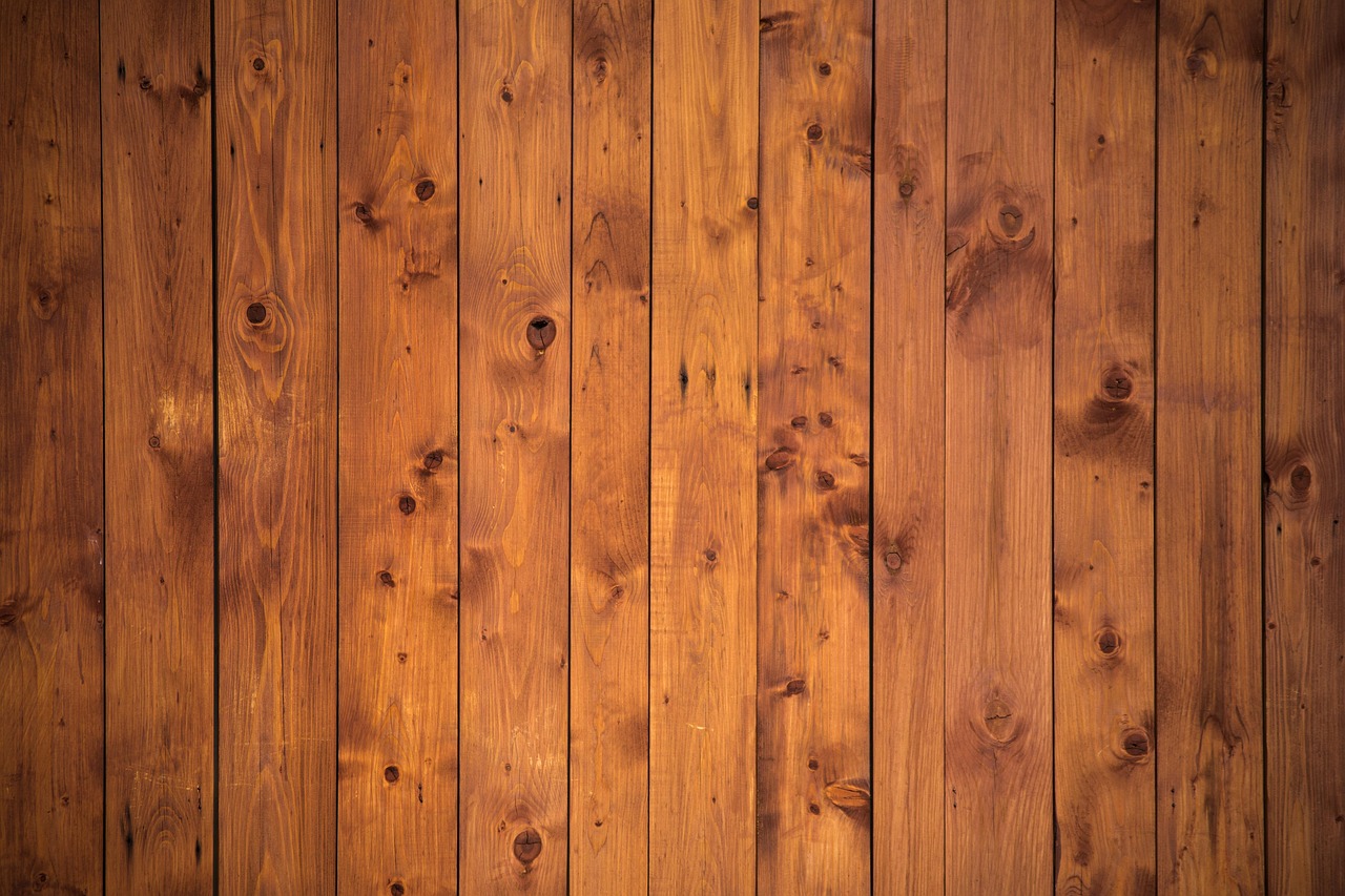 Rustieke houten wandpanelen met natuurlijke uitstraling.