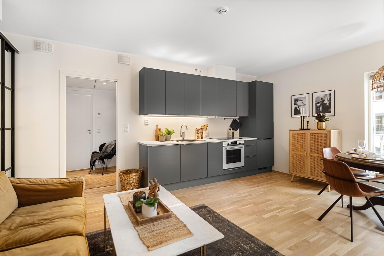 Moderne eetkamer met kleurrijke Dibond wandkunst.