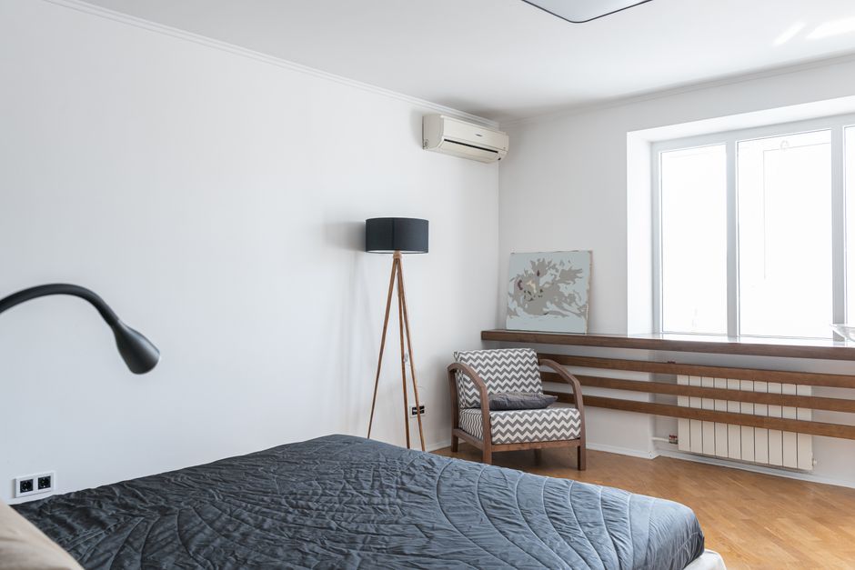 Minimalistische witte cover voor airconditioning unit. Minimalistische witte cover voor airconditioning unit.