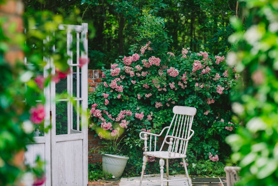 Paviljoen omgeven door weelderige zomertuin.