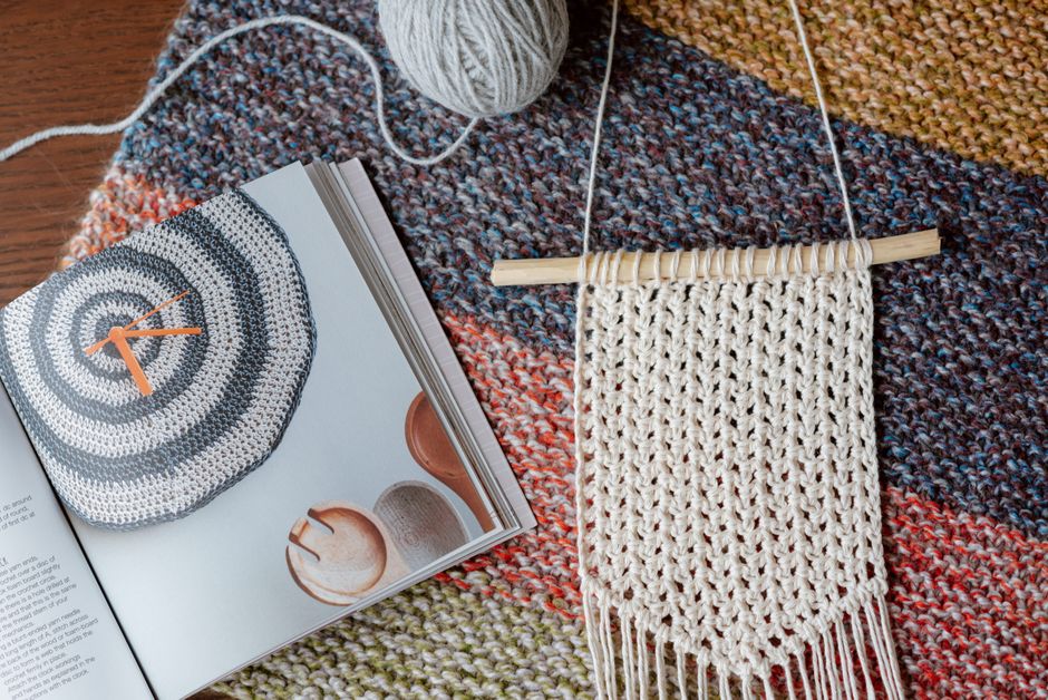 Gezellige boho zithoek met kussens en macramé. Gezellige boho zithoek met kussens en macramé.