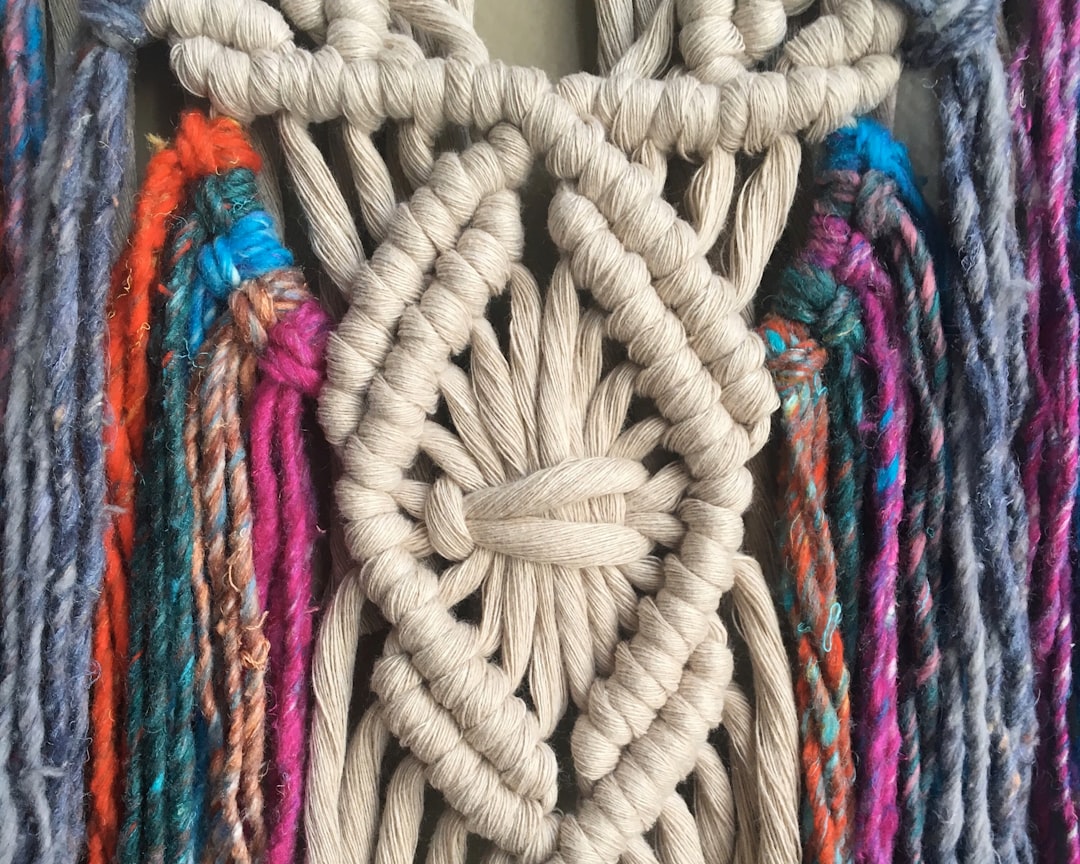 Hangende macramé plantenhangers in boho-stijl. Hangende macramé plantenhangers in boho-stijl.