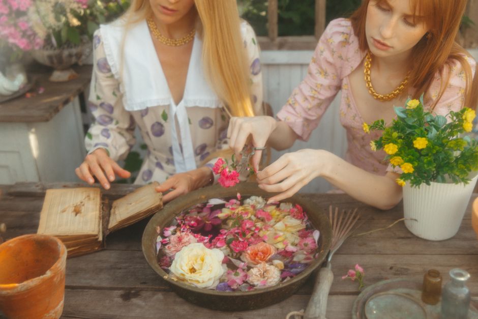 Een gezellig buitenfeest met feeërieke lichtjes.