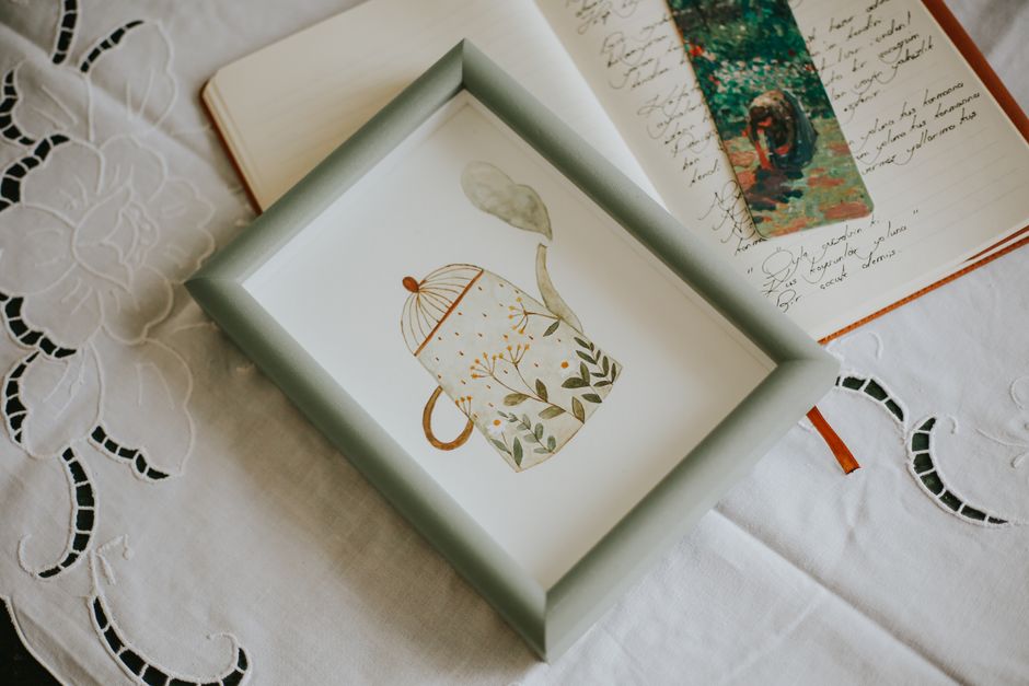 Gezellige aquarel leeshoek met kleurrijke kussens. Gezellige aquarel leeshoek met kleurrijke kussens.
