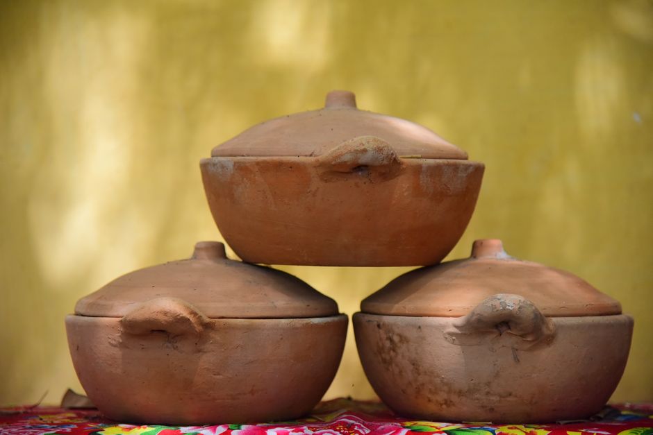 Terracotta geverfde woonkamer met zonlicht.