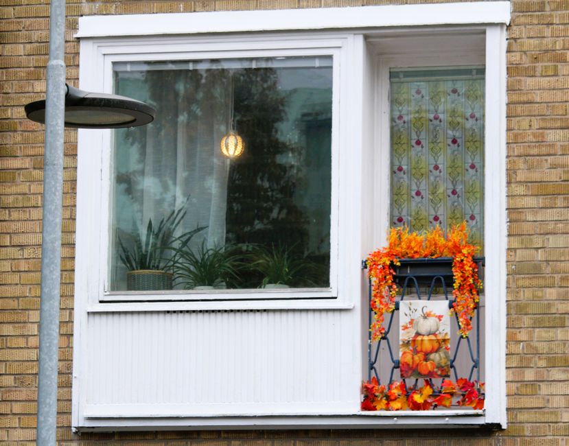 Gezellig balkon met warme herfstdekens.