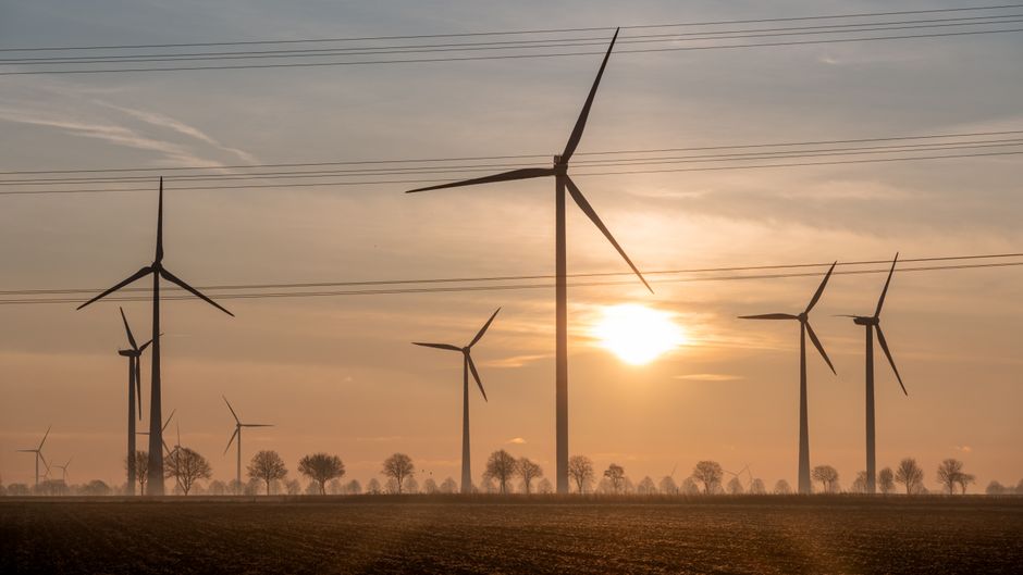 Windturbines draaiend tussen kleurrijke herfstbladeren. Windturbines draaiend tussen kleurrijke herfstbladeren.
