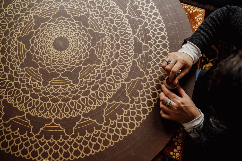 Mandala kleurrijk patroon op een woonkamer muur. Mandala kleurrijk patroon op een woonkamer muur.