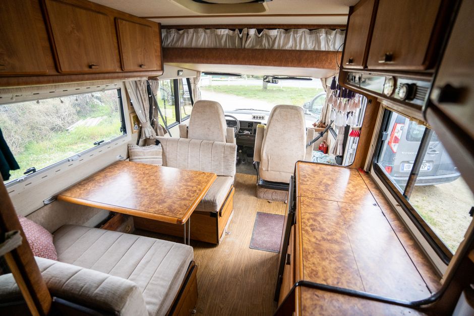 Caravan interieur met kleurrijke gordijnen.