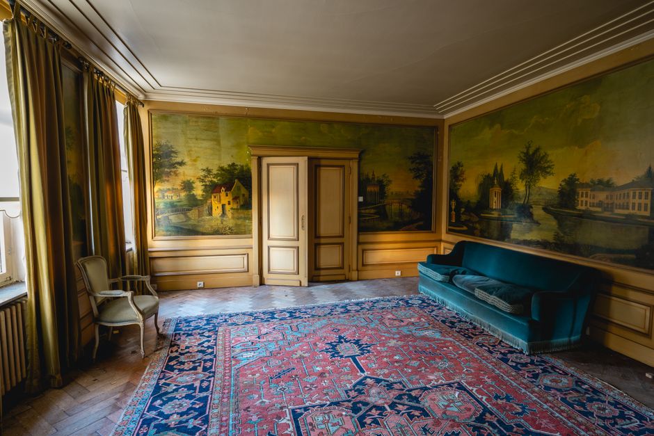 Ruimtebesparende kast met seizoensgebonden decoratie. Ruimtebesparende kast met seizoensgebonden decoratie.
