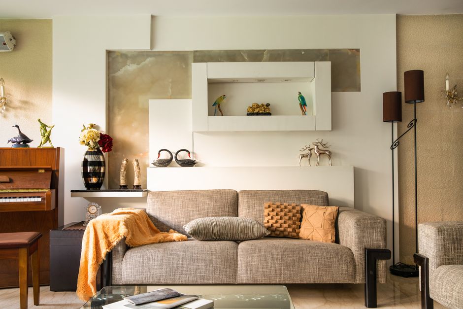 Herfstinterieur met accessoires in kleur van het jaar.